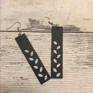 Joanna Gaines inspired leather bar style earrings.